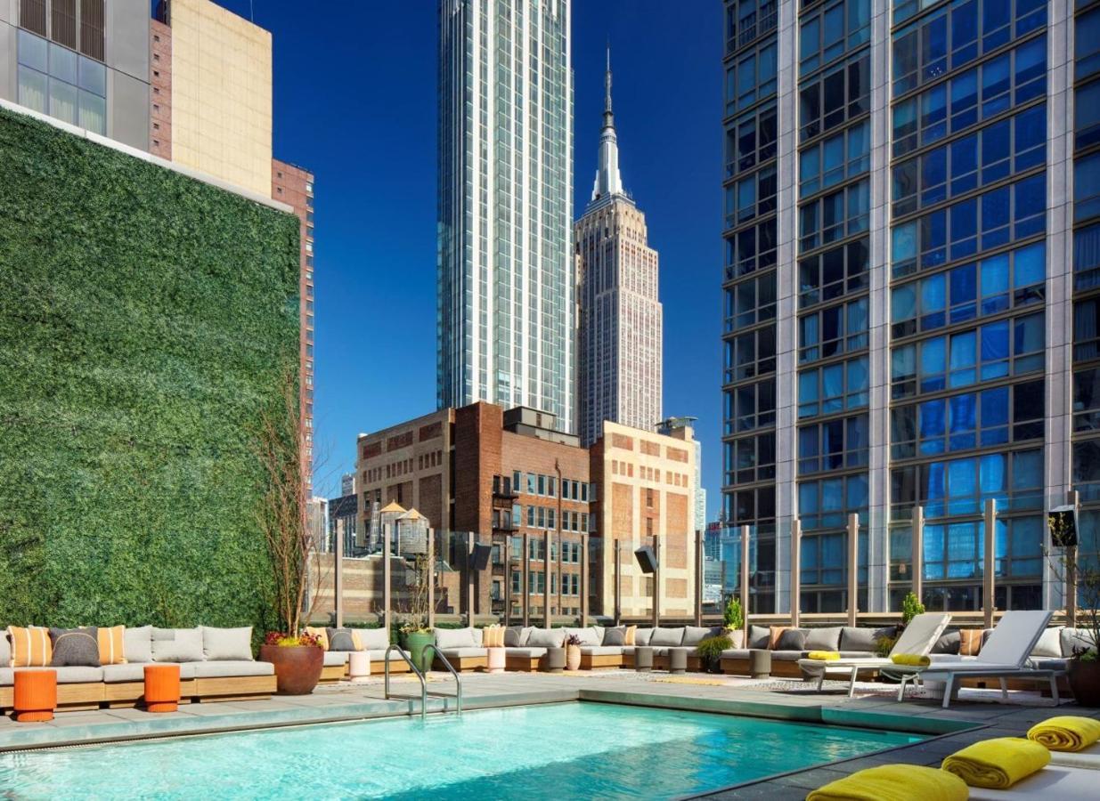 Hotel Royalton Park Avenue New York Esterno foto The rooftop pool at the Standard East Village