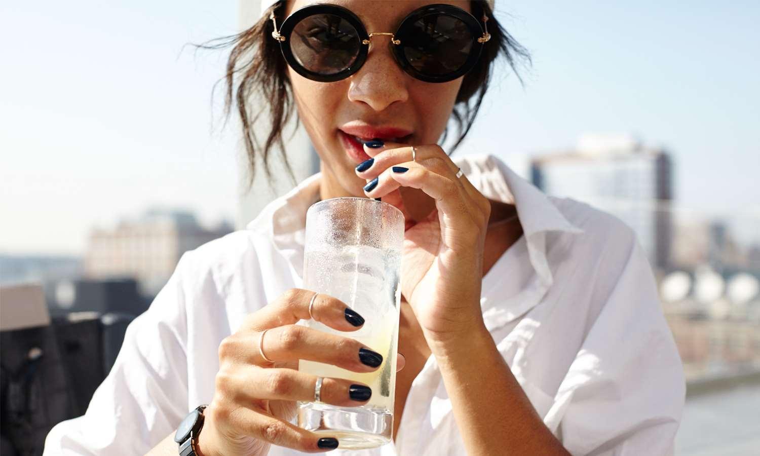 Hotel Royalton Park Avenue New York Esterno foto A woman drinking a glass of water