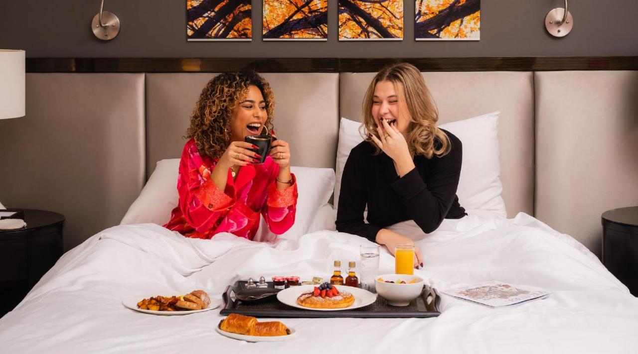 Hotel Royalton Park Avenue New York Esterno foto Room service at a hotel